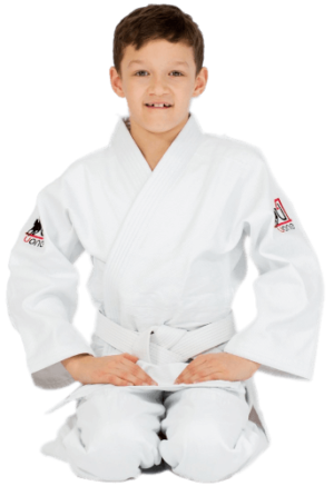 Chłopiec siedzący w białej judodze