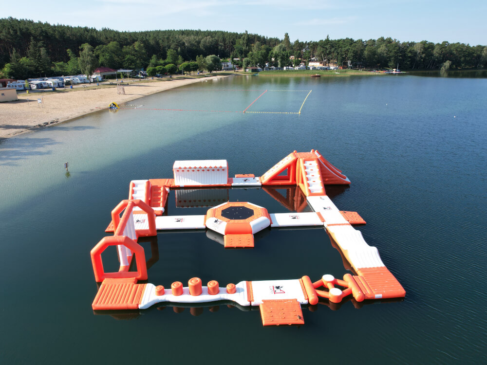 Pomarańczowy pompowany plac zabaw na wodzie